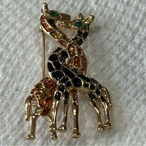 Giraffe pin brooch
